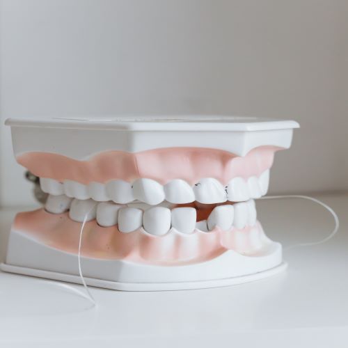 هل تعلم ما هي أهم وأبرز آثار الشيخوخة على الفم والأسنان؟